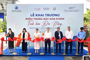 El presidente del Comité Popular de Da Nang, Nguyen Manh Hung, y delegados en la inauguración. (Foto: VNA)