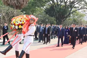 [Foto] Alto funcionario vietnamita rinde homenaje a combatientes desconocidos en Laos