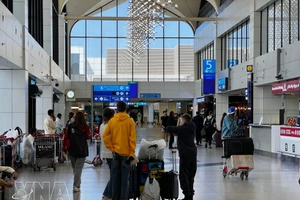 Pasajeros en el Aeropuerto Internacional de Dubái, en los Emiratos Árabes Unidos, el 7 de marzo de 2026. (Foto: Xinhua/VNA)