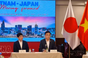 El embajador de Vietnam en Japón, Pham Quang Hieu, y el gobernador de Gunma, Yamamoto Ichita, presiden el seminario. (Foto: VNA)