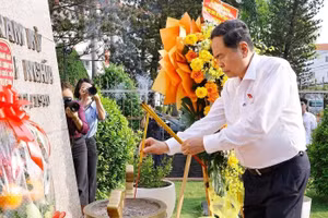 El presidente de la Asamblea Nacional de Vietnam, Tran Thanh Man, coloca inciensos y flores en el sitio histórico y cultural nacional “Dinh Quan Hoc Mon”.