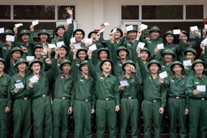 Los nuevos reclutas del Pelotón 14 de la Compañía 15 (Batallón 4, Brigada 144, Estado Mayor General del Ejército Popular de Vietnam), regocijados al sostener sus papeletas de votación para las próximas elecciones generales.