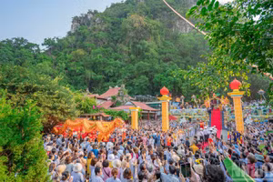 Decenas de miles de personas se congregan al pie del Kim Son (monte del Metal), uno de los constituyentes de Ngu Hanh Son (Montañas de los Cinco Elementos), en Da Nang, para asistir al ritual conmemorativo del nacimiento del bodhisattva Avalokiteshvara.