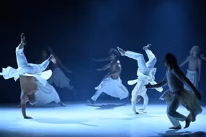 [Foto] Vibrante cultura francesa de gira por Vietnam con la obra “Lo que el día le debe a la noche”