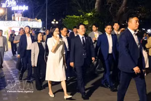 El presidente de Corea del Sur, Lee Jae Myung, y su esposa pasean por las calles de Hanói. (Foto: VNA)