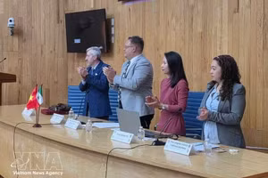Nguyen Thi Trang, jefa de la Oficina de Comercio de Vietnam en México, y delegados en el evento. (Foto: VNA)