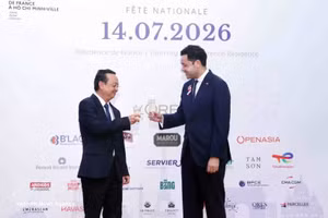 Bui Minh Thanh (izquierda), vicepresidente del Comité Popular de Ciudad Ho Chi Minh, felicita a Etienne Ranaivoson, cónsul general de Francia en esa urbe, con motivo de la Fiesta Nacional de Francia. (Foto: VNA)