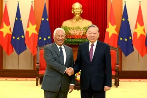 El secretario general del Partido Comunista de Vietnam, To Lam (derecha), y el presidente del Consejo Europeo, António Costa.
