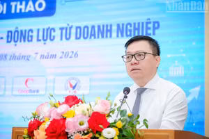 Le Quoc Minh, miembro del Comité Central del Partido Comunista de Vietnam (PCV), presidente-editor del periódico Nhan Dan, subjefe de la Comisión de Propaganda y Movilización de Masas del Comité Central del PCV y titular de la Asociación de Periodistas del país, habla en la cita. (Foto: Nhan Dan)