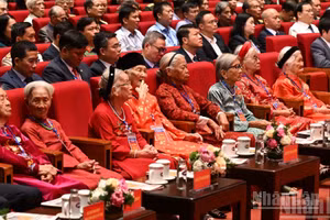 Ciudadanas honradas con el título “Madre Heroica Vietnamita” (primera fila) asisten a la conferencia.