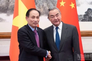 El ministro de Relaciones Exteriores vietnamita, Le Hoai Trung (izquierda), se reúne con su homólogo chino, Wang Yi. (Foto: Nhan Dan)