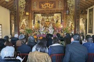 Monjes, seguidores budistas y vietnamitas residentes en Francia participan en la ceremonia de oración por la paz en el monasterio de Truc Lam en París. (Foto: VNA)