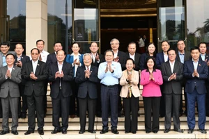 El presidente de la Asamblea Nacional, Tran Thanh Man, y la titular del Comité Central del Frente de la Patria de Vietnam, Bui Thi Minh Hoai, posan junto a los delegados a la conferencia.