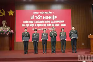 El coronel Nguyen Duy Bac, vicedirector de la Academia de Medicina Militar de Vietnam, entrega regalos a los graduados. (Foto: Nhan Dan)