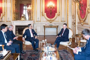Escena de la reunión entre el embajador de Vietnam en Francia, Trinh Duc Hai, y el prefecto del departamento de Bocas del Ródano, Jacques Witkowski. (Foto: Nhan Dan)