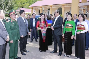 El vicepresidente de la Asamblea Nacional de Vietnam Tran Quang Phuong inspecciona las condiciones de atención a los votantes en el colegio electoral 10, en la aldea de Tan Thanh, en la comuna de Pu Luong. (Foto: Nhan Dan)