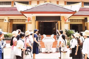 Turistas recorren la Zona de Reliquias dedicada al Presidente Ho Chi Minh en la provincia tailandesa de Udon Thani.