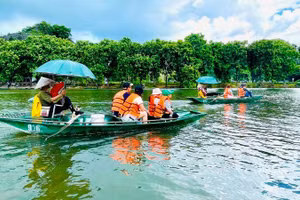 Visitantes al complejo turístico de Tam Coc, en Ninh Binh. (Foto: Nhan Dan)