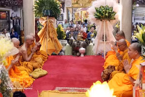 Monjes budistas realizan un ritual de oración por la paz y las bendiciones durante las celebraciones tradicionales del Año Nuevo de Camboya, Laos y Tailandia en la pagoda de Pho Minh, en Ciudad Ho Chi Minh, el 11 de abril de 2026. (Foto: VNA)