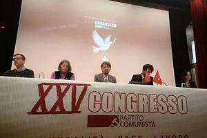 El secretario general del Partido Comunista Suizo, Massimiliano Ay (centro), en un Congreso de la organización. (Foto: VNA)