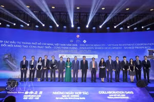 Los delegados posan para una foto tras la ceremonia de anuncio de la cooperación y el intercambio de cartas de propuesta. (Foto: VNA)