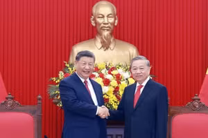 El secretario general del Partido Comunista de Vietnam, To Lam (derecha), sostiene una reunión a puerta cerrada con el secretario general del Partido Comunista de China y presidente del país, Xi Jinping, en abril de 2025, en Hanói. (Foto: VNA)