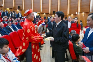 El presidente Luong Cuong transmite sus deseos por el Tet a ciudadanos de mayor edad en la provincia de Lao Cai.