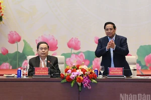 El secretario del Comité del Partido Comunista de Vietnam en el Gobierno y primer ministro, Pham Minh Chinh (de pie), y el secretario del Comité del Partido en la Asamblea Nacional y presidente de esta entidad, Tran Thanh Man, conducen la conferencia.