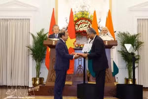 El secretario general del Partido Comunista y presidente de Vietnam, To Lam, y el primer ministro indio, Narendra Modi, presencian el intercambio de documentos de cooperación entre los dos países. (Foto: VNA)