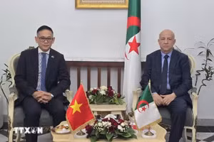 El embajador vietnamita Tran Quoc Khanh y el secretario general del FLN, Abdelkrim Benmbarek. (Foto: VNA)
