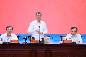 El primer ministro de Vietnam, Le Minh Hung, sostiene una reunión con la Junta Permanente del Comité del Partido Comunista de Vietnam en Ciudad Ho Chi Minh.