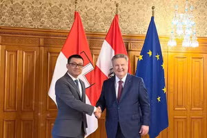 El embajador de Vietnam en Austria, Vu Le Thai Hoang (izquierda), y el alcalde de Viena, Michael Ludwig. 