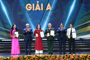 [Foto] Premier vietnamita asiste a ceremonia de entrega de Premio Nacional de Periodismo sobre lucha contra corrupción, despilfarro y fenómenos negativos