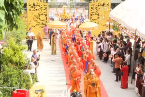 La solemne ceremonia con motivo del nacimiento de Buda en el año budista 2570 (Vesak 2026) en la pagoda Phat Tich, en Vientiane, Laos. (Foto: VNA)