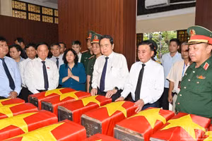 [Foto] Legislador vietnamita rinde homenaje a héroes y mártires en Parque Le Thi Rieng