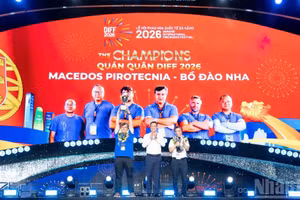 El secretario del Comité del Partido de la ciudad de Da Nang entrega el premio al equipo portugués y el de subcampeón al equipo chino.