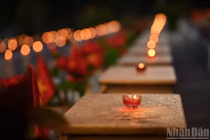 [Foto] Jóvenes vietnamitas realizan campaña de gratitud en honor a mártires
