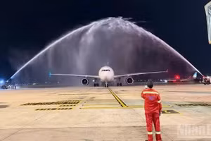 El vuelo WE271 de Parata Air es recibido con el tradicional saludo de cañones de agua.