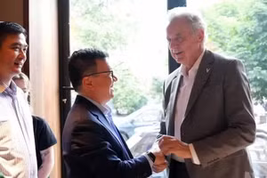 Le Quoc Minh se reúne con Evgeny Grigoriev, presidente del Comité de Asuntos Exteriores de San Petersburgo. (Foto: Thanh The)