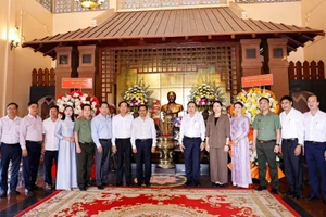 [Foto] Líder legislativo vietnamita rinde homenaje a exlíderes del Partido y del Estado en Vinh Long