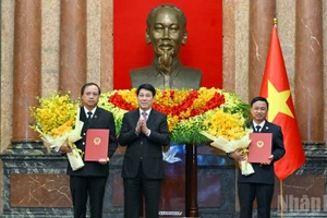 [Foto] Presidente de Vietnam entrega decisiones de nombramiento de vicepresidentes del Tribunal Popular Supremo 
