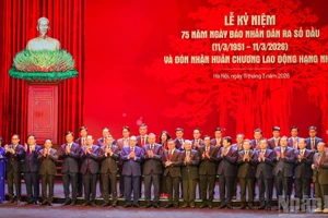 [Foto] Gran fiesta de generaciones de periodistas de Nhan Dan