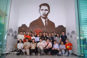 Un grupo de estudiantes vietnamitas que estudian en Tailandia posan para una foto conmemorativa en el Museo Ho Chi Minh, en la provincia de Phichit. (Foto: VNA)