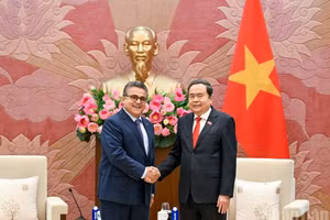 El presidente de la Asamblea Nacional vietnamita, Tran Thanh Man, recibe al embajador palestino, Saadi Salama. (Foto: Duy Linh)