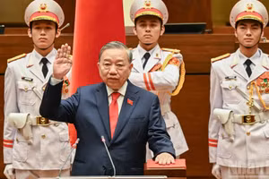 [Foto] Máximo dirigente partidista jura su cargo de presidente de Vietnam