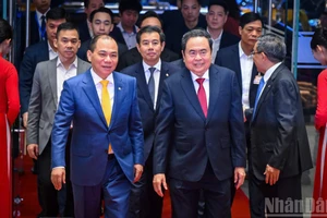 [Foto] Líder legislativo vietnamita asiste a ceremonia de entrega de premios VinFuture 2025