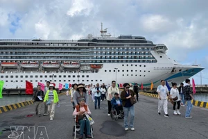 El crucero Adora Mediterranea llega al puerto de Chan May. (Foto: VNA)