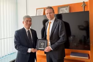 El embajador vietnamita en Berlín, Nguyen Dac Thanh, se reúne con Alexander Eberl, asesor adjunto de Seguridad Exterior de Alemania.