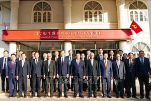 Delegados vietnamitas y laosianos participantes en el evento (Foto: VNA)