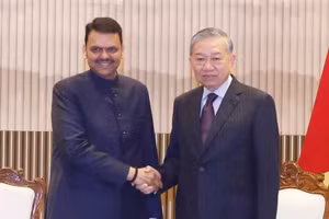El secretario general del Partido Comunista de Vietnam y presidente del país, To Lam, recibe al ministro jefe del estado de Maharashtra, Devendra Fadnavis.
